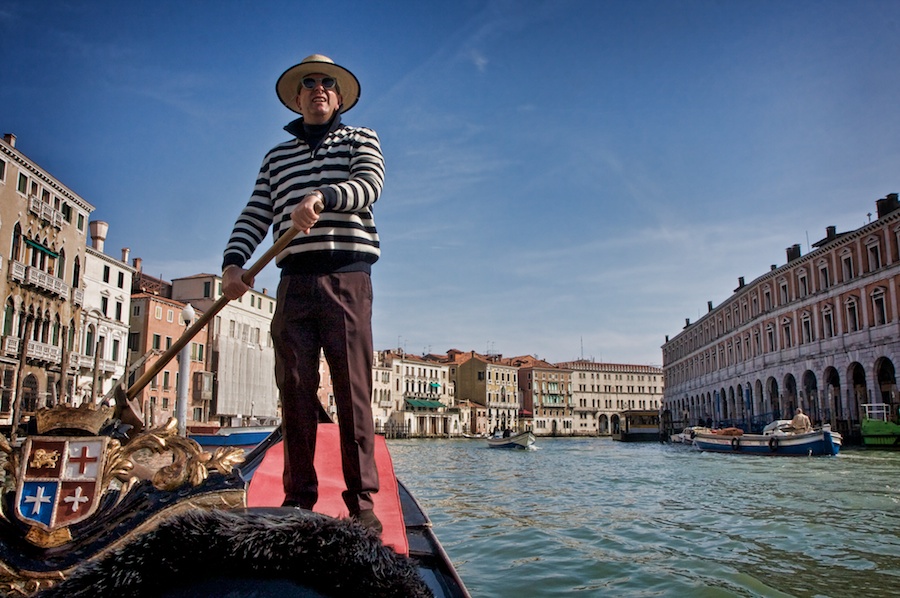 All gondolas in venice italy must. Венеция. Гондолы. Эскишехир гондольеры. Венеция шляпа гондольеры. Гондольер на гондоле.