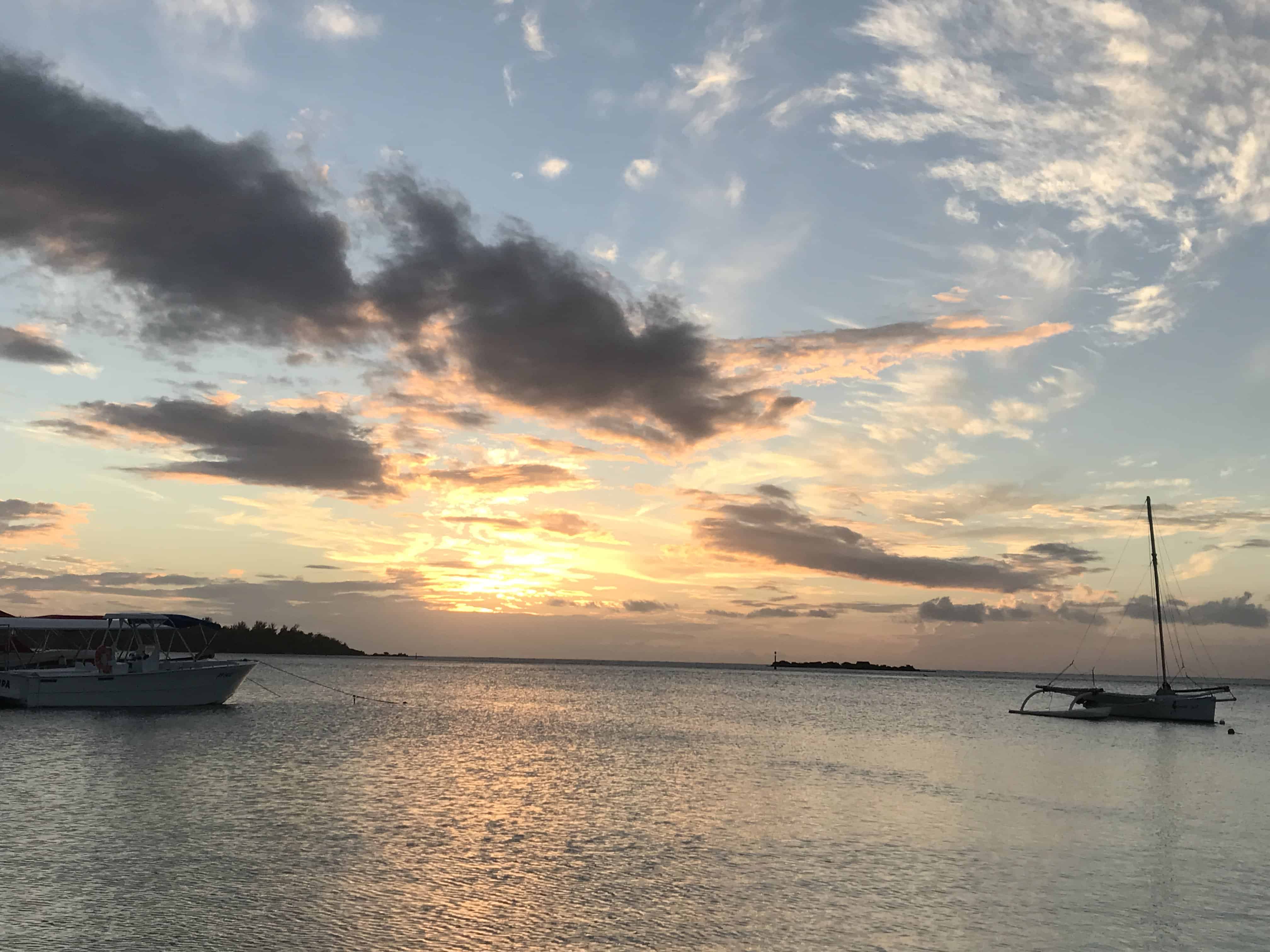 Mo'orea tahiti travel guide sunset